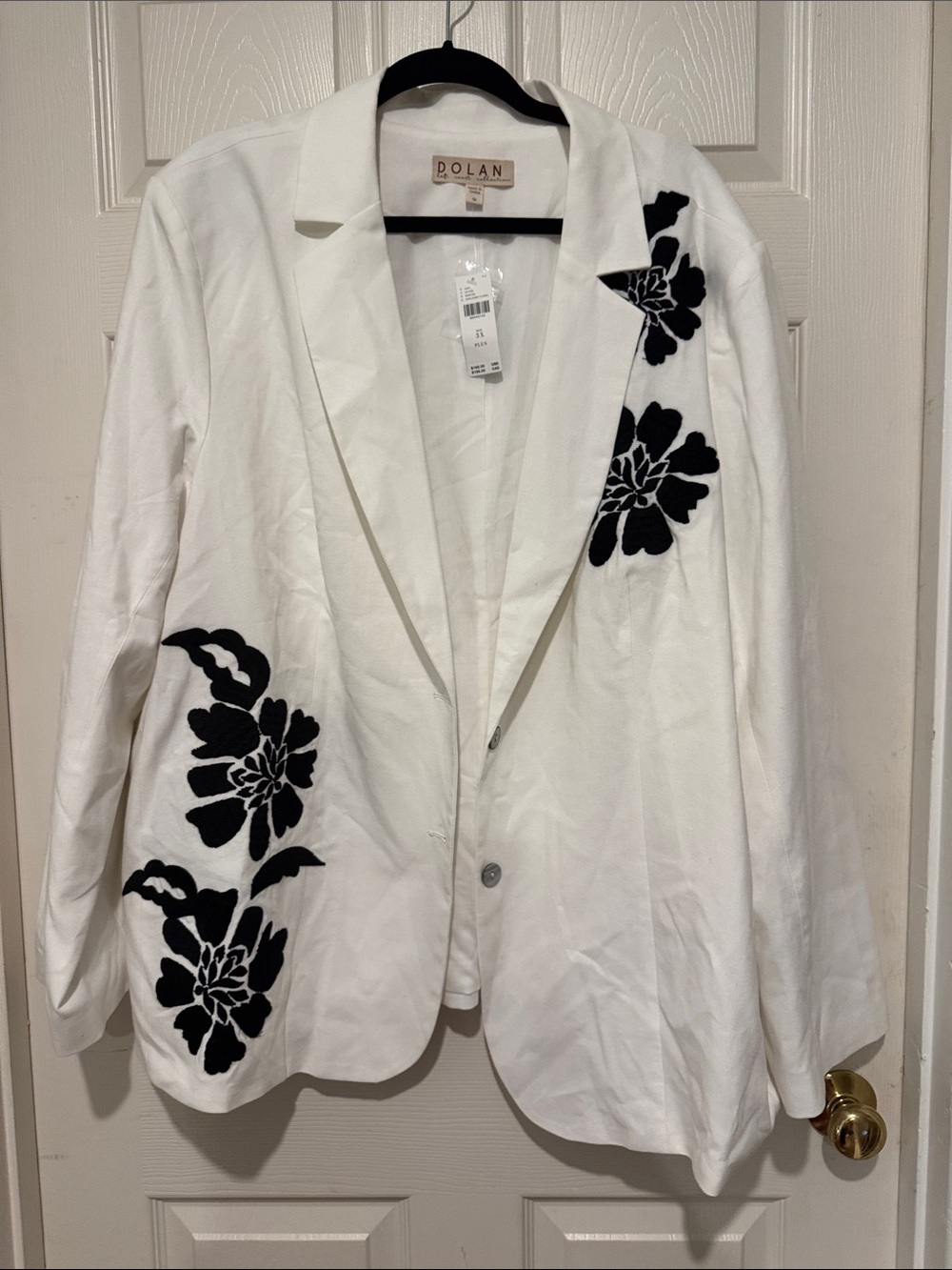 Dolan White Blazer with Black Floral Embroidered ( Missing Belt) Size 3X NWT